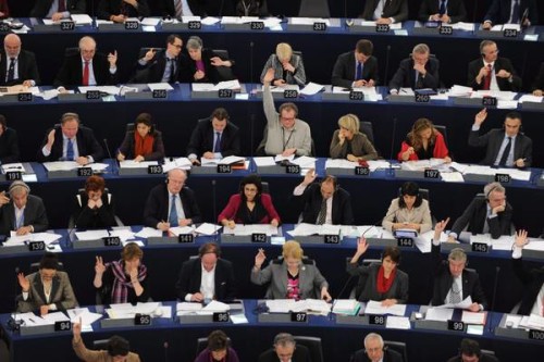 epa03032516 Members of the European Parliament vote during the plenary session of the European Parliament in Strasbourg, France, 13 December 2011. EPA/PATRICK SEEGER